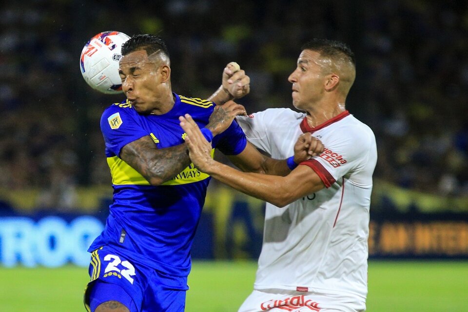 Villa e Ibáñez luchan por la pelota en el medio (Fuente: NA)
