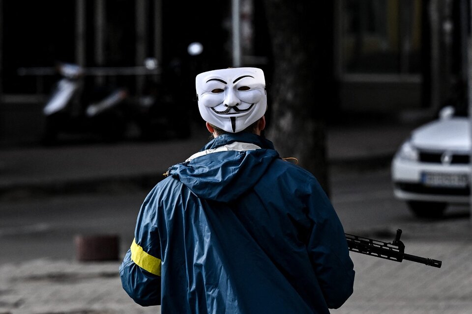 Conflicto Rusia - Ucrania: Anonymous hackeó la TV rusa para pasar imágenes de la invasión (Fuente: AFP)