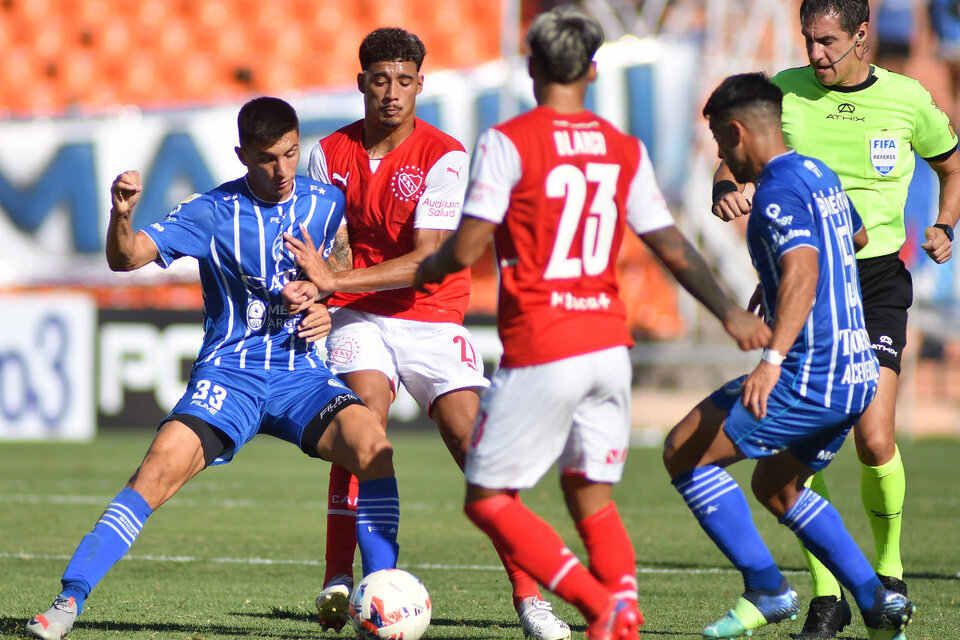 Luchan Bullaude y el uruguayo Benavídez, dos de los goleadores de la tarde mendocina (Fuente: Télam)