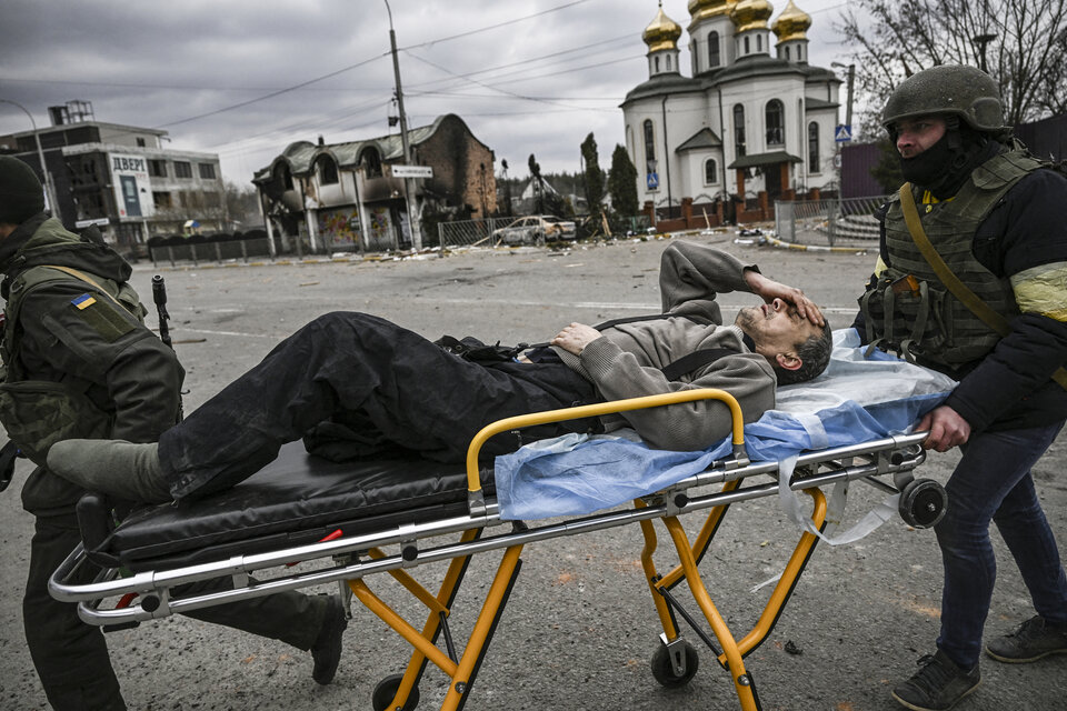 El soldado Andriy Yermolayev, de 50 años, siendo evacuado de Irpin. (Fuente: AFP)