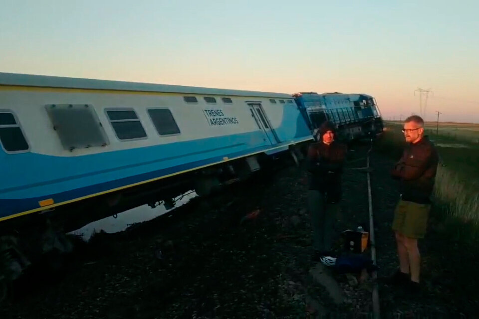 Un tren que iba de Buenos Aires a Bahía Blanca descarriló a 10 kilómetros de Olavarría.