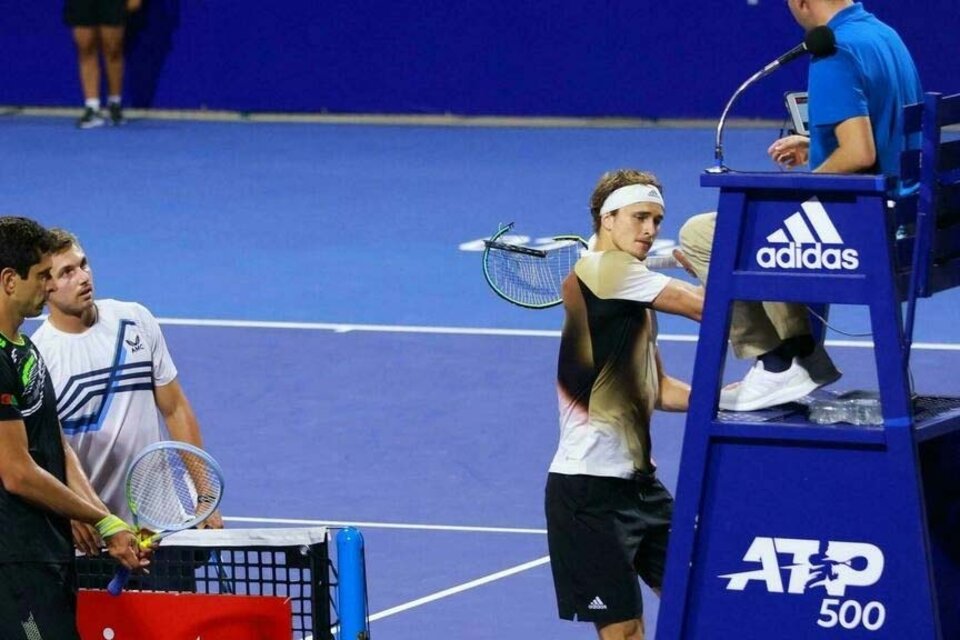 Zverev a los raquetazos contra el umpire italiano Alessandro Germani (Fuente: AFP)