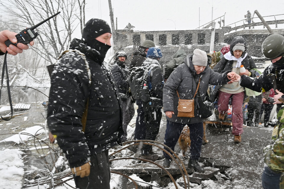 Ucrania evacúa a civiles de las ciudades de Sumy e Irpin y acusa a Rusia de impedirlo en Mariupol (Fuente: AFP)