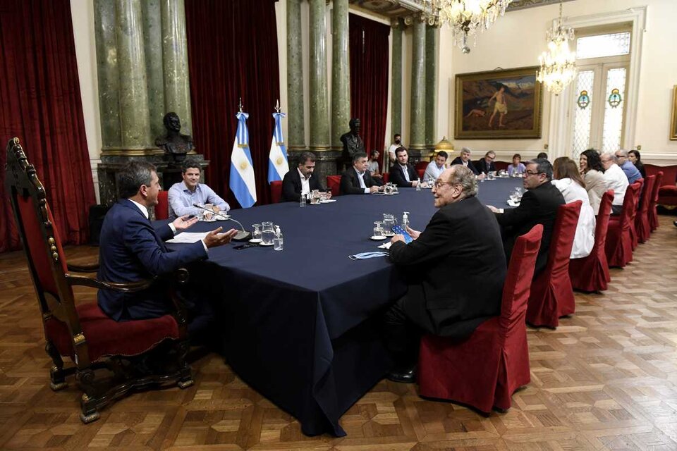 El presidente da la Cámara de Diputados, Sergio Massa, en una imagen de la semana pasada, reunido con los jefes de bloques de Diputados para acordar el tratamiento del acuerdo con el FMI. (Fuente: NA)