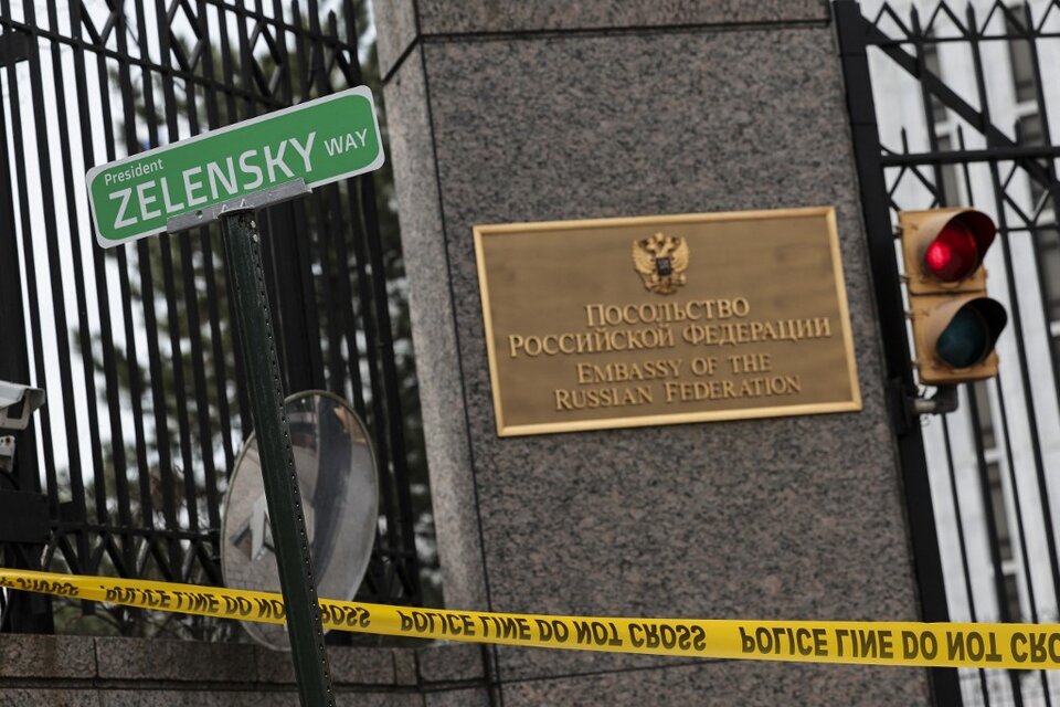 Protestas frente a la embajada de Rusia en Washington. (Fuente: AFP)