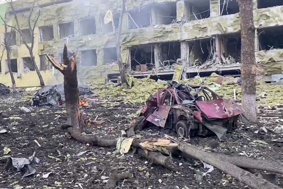 Destrozos provocado por el bombardeo de las fuerzas rusas a un hospital maternal en Mariupol. (Fuente: NA)