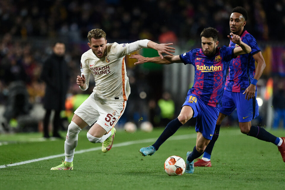 Jordi Alba es perseguido por Yilmaz; Barcelona igualó 0-0 con Galatasaray (Fuente: AFP)