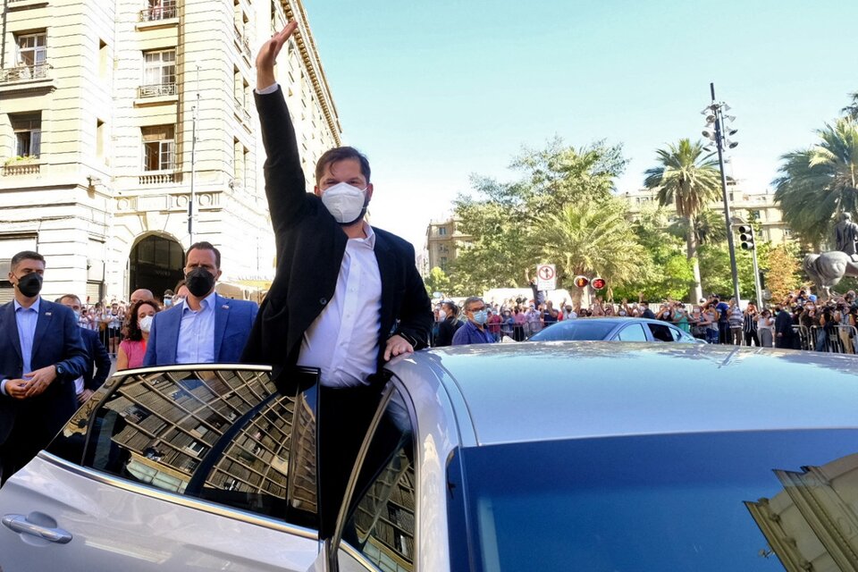 Un día antes de asumir Boric saluda a sus seguidores en el centro de Santiago. (Fuente: AFP)