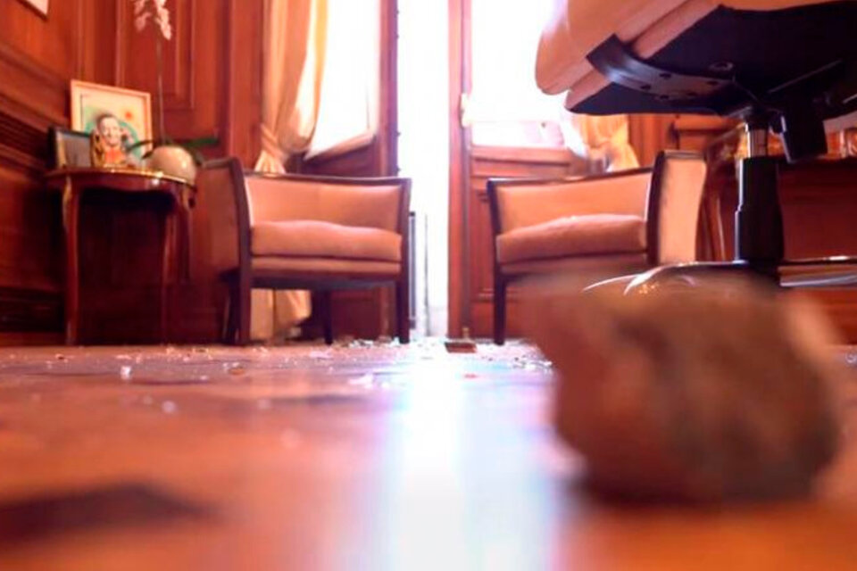 Los vidrios desparramados por el piso, testimonio de los destrozos que sufrió el despacho de Cristina Kirchner.