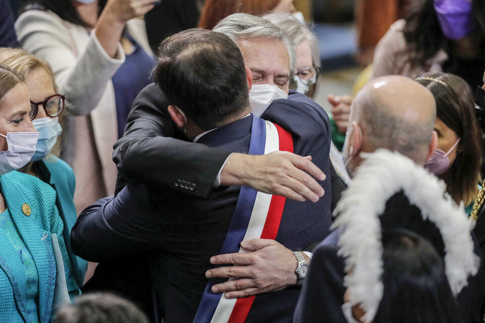 El extenso abrazo de Boric a Fernández fue uno de los gestos  (Fuente: AFP)