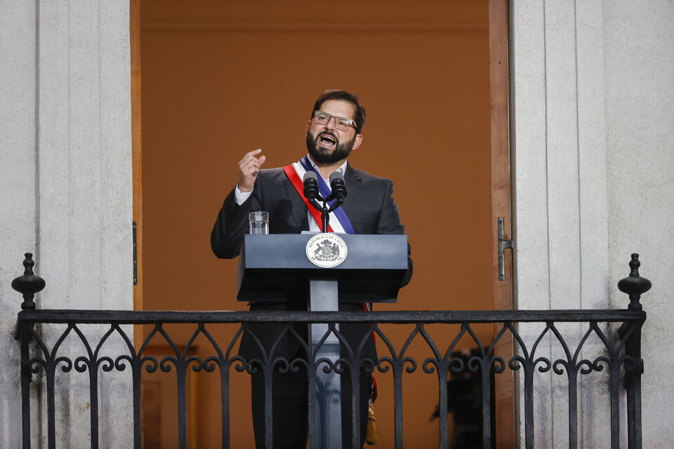 Boric le habla al pueblo chileno desde el Palacio de La Moneda. (Fuente: EFE)