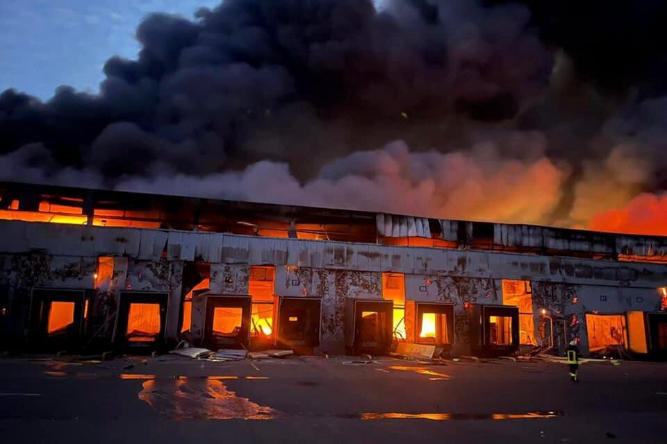 Incendio en el distrito Bovary de Kiev, conse cuencia de un bombardeo ruso.  (Fuente: NA)