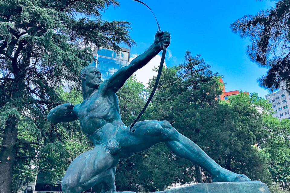 El Arquero Divino, la escultura de Troiano Troiani en la Plaza Moreno de La Plata.