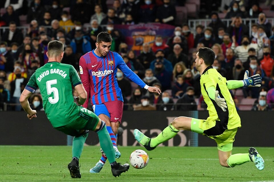 Depay no pudo batir a Herrera, pero igual Barcelona goleó a Real Sociedad (Fuente: AFP)