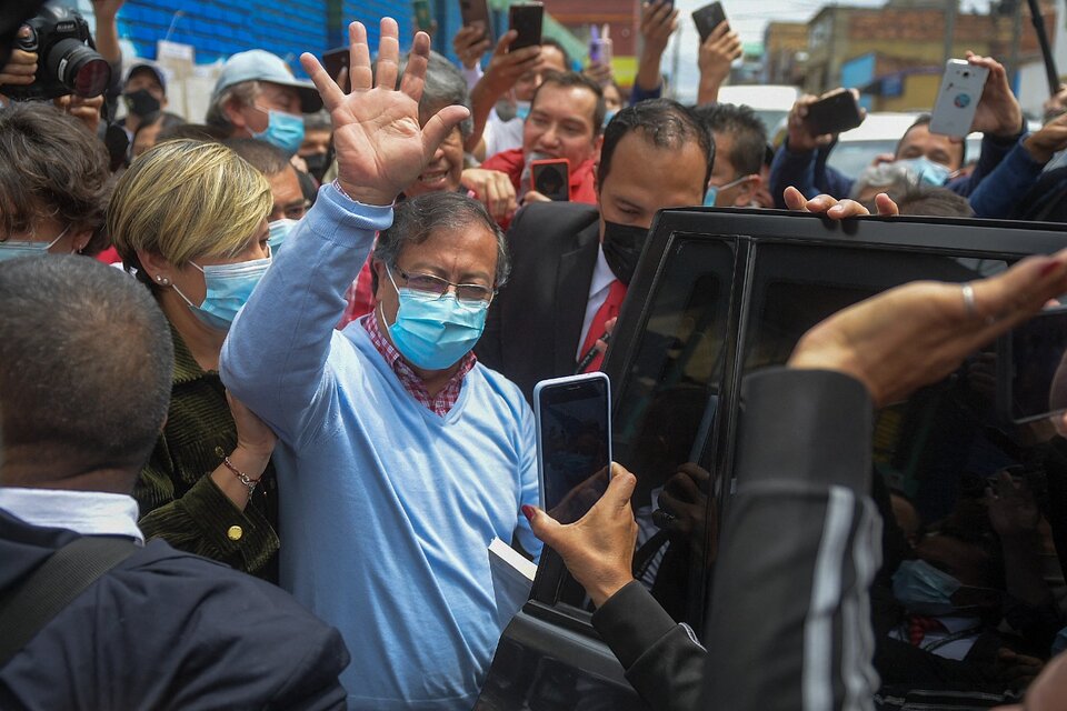 Gustavo Petro arrasó en Colombia y será el candidato presidencial de la izquierda