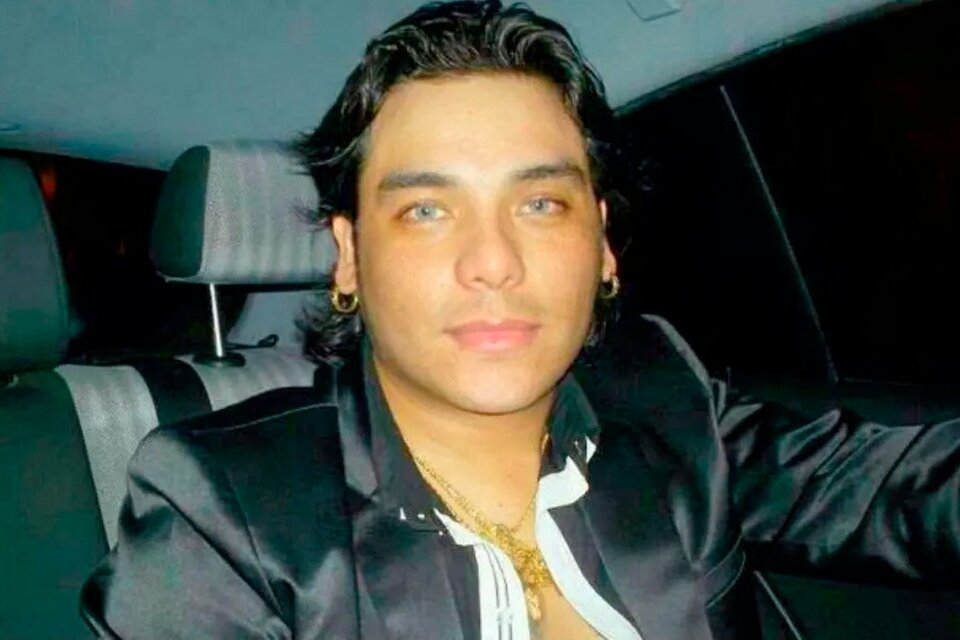 Uriel Lozano, el cantante al que se le abalanzaron una fan...y su pareja. 