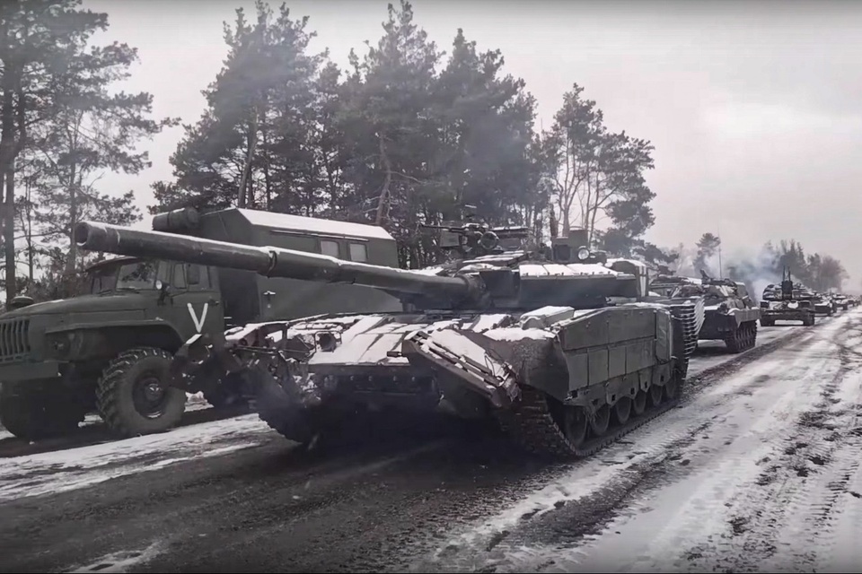 Un convoy de vehículos militres rusos avanza hacia Kiev. (Fuente: AFP)