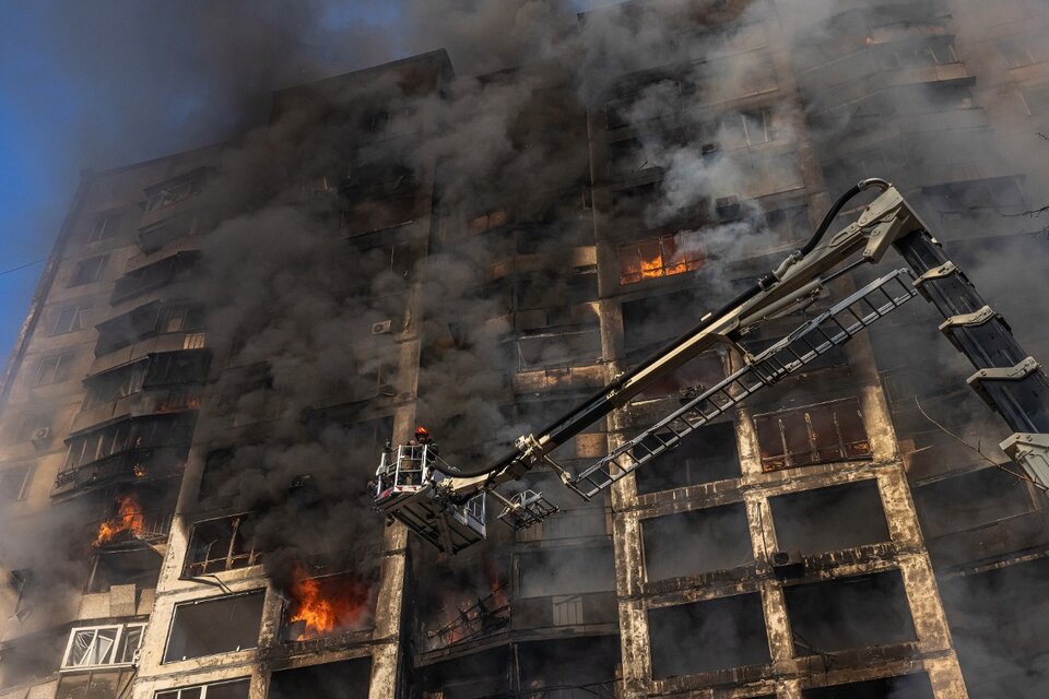 un edificio residencial de Kiev, destruido por la artilleria rusa. (Fuente: AFP)