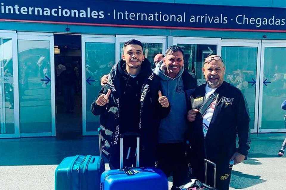 Lee Selby, junto a su promotor y su entrenador.