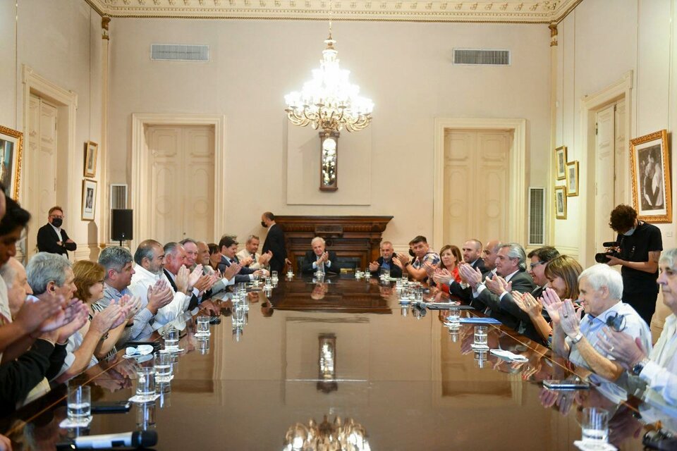 Alberto Fernández junto al Consejo del Salario. (Fuente: NA)
