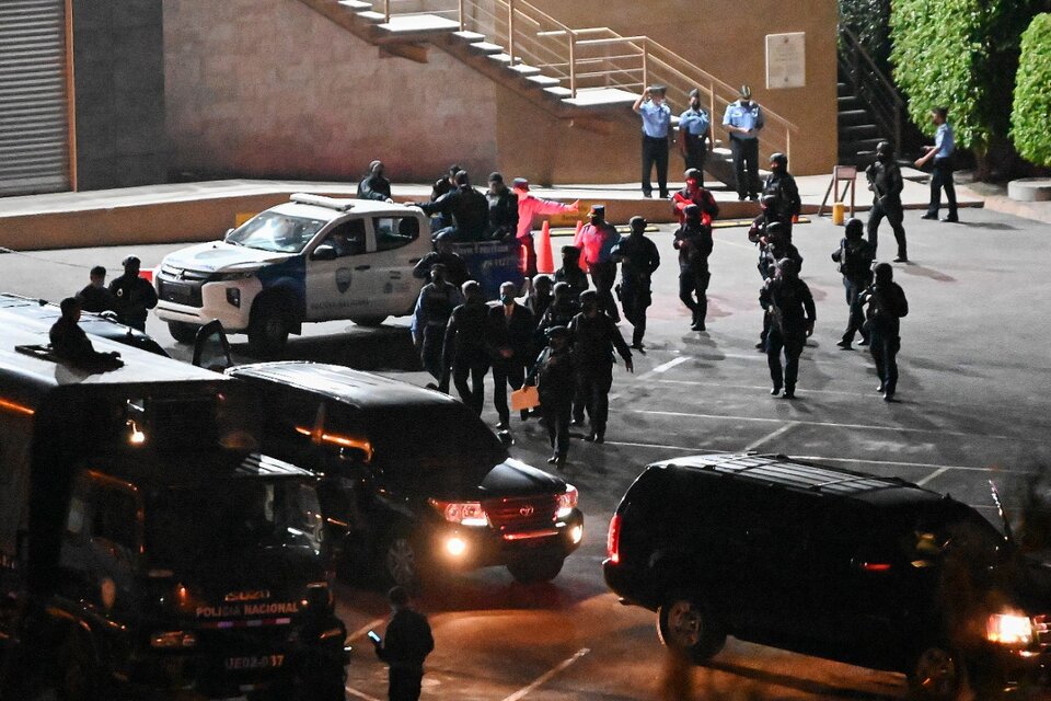 Fuerzas especiales escoltan a Hernández tras el fallo en favor de su extradición. (Fuente: AFP)