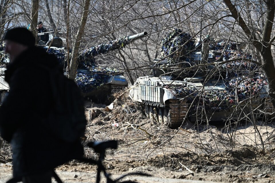 El avance un tanque ruso en suelo ucraniano (Fuente: AFP)