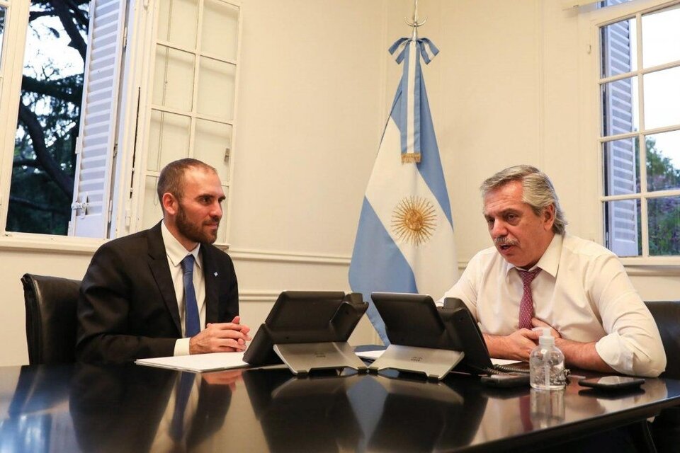 El Presidente firmó junto a Martín Guzmán y Juan Manzur la promulgación de la ley para la firma del acuerdo con el FMI.