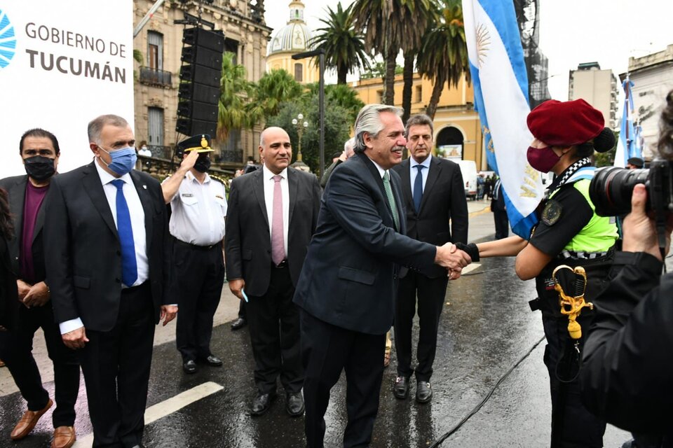 El presidente Alberto Fernández saluda al personal de policía durante el acto