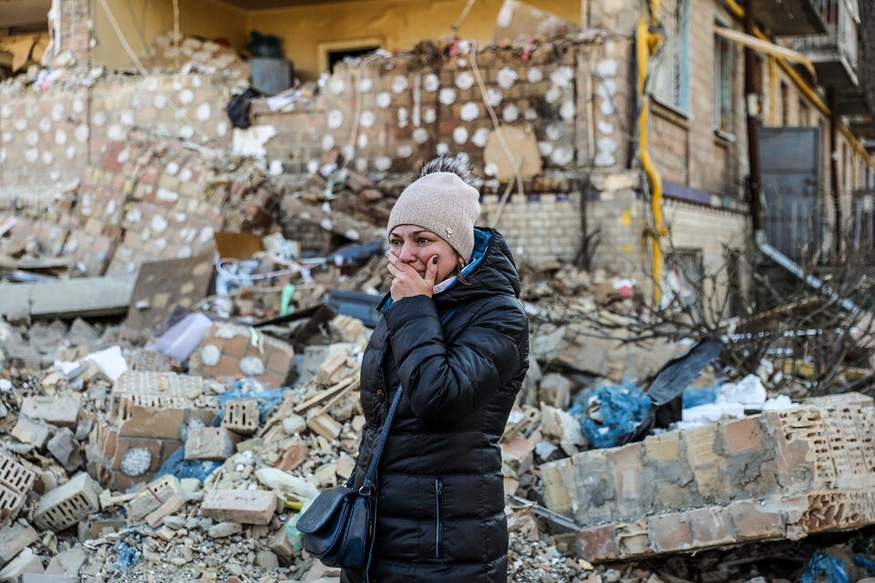 Una mujer llora delante de un edificio destruido por las bombas en Kiev. (Fuente: EFE)