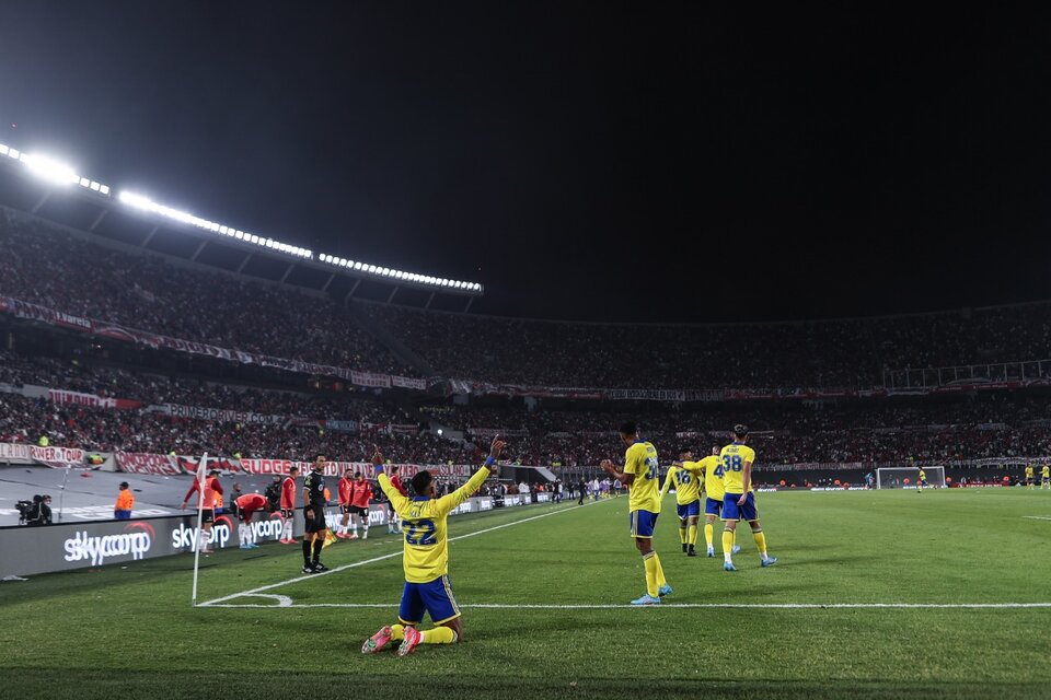 El festejo del colombiano Villa tras el 1-0. (Fuente: EFE)