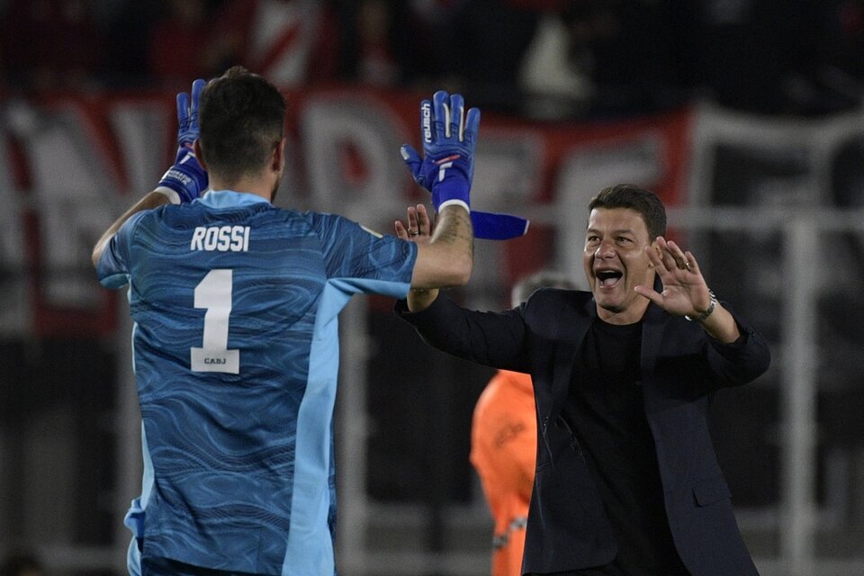 Battaglia saluda a Rossi, la gran figura de los suyos (Fuente: AFP)