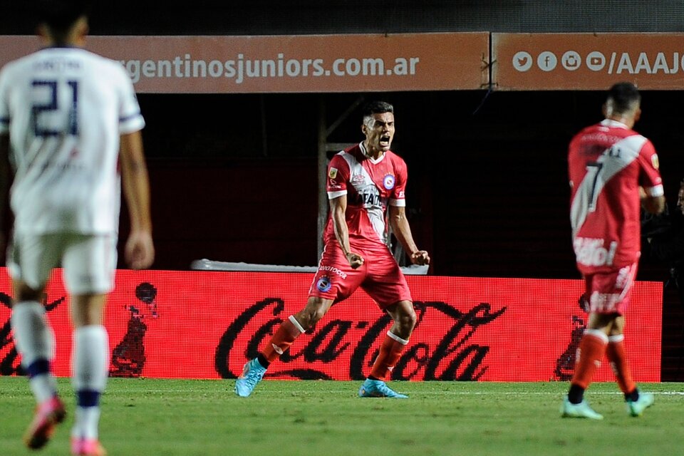 Vera grita con el alma el gol con el que el Bicho superó al Fortín (Fuente: Fotobaires)