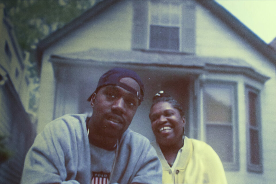 Un joven Kanye West con su madre