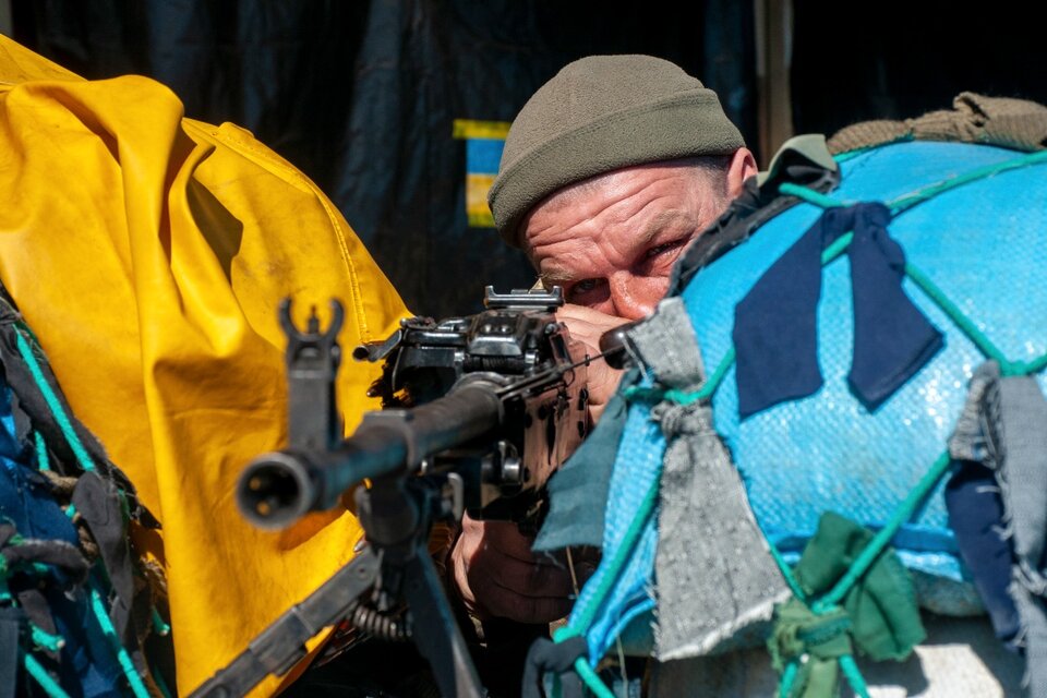 Un soldado ucraniano apunta su rifle en Jarkov, Ucrania.  (Fuente: EFE)