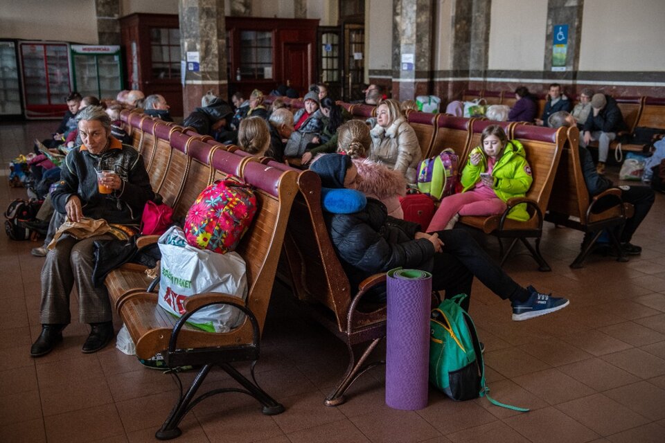 Familias esperan ser trasladadas en una estación de tren en Leópolis, oeste de Ucrania. (Fuente: EFE)
