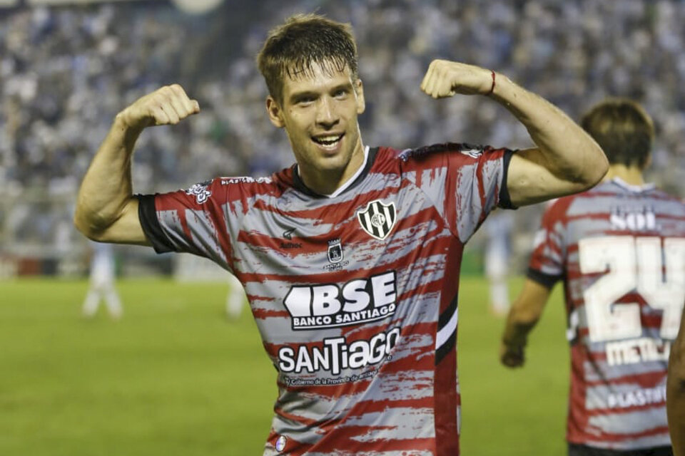 Riaño festeja el gol para Central Córdoba (Fuente: NA)