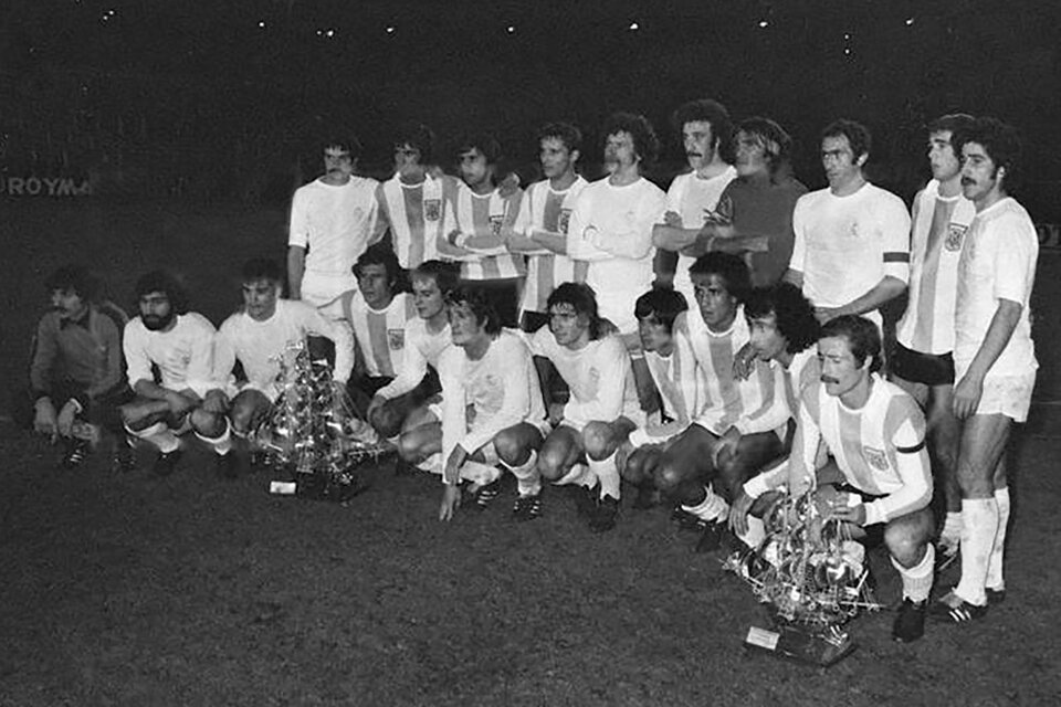 Los jugadores de la Selección mezclados con los de Real Madrid en el Bernabéu en 1977. (Fuente: EFE)