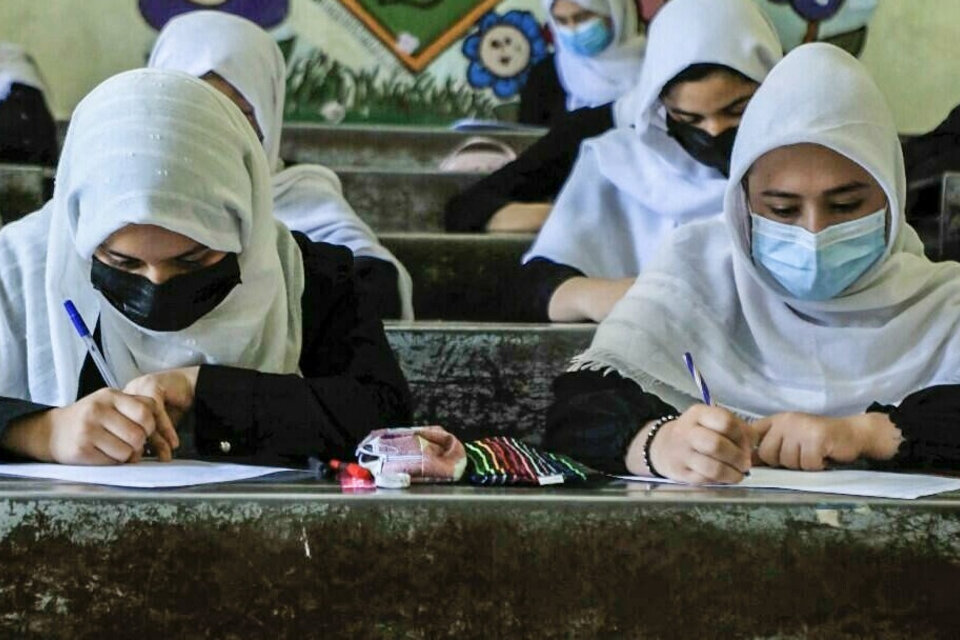 El Gobierno talibán había anunciado que, con la reapertura de las escuelas este miércoles en Afganistán tras el parón invernal, todas las niñas podrían regresar a las aulas. (Fuente: AFP)