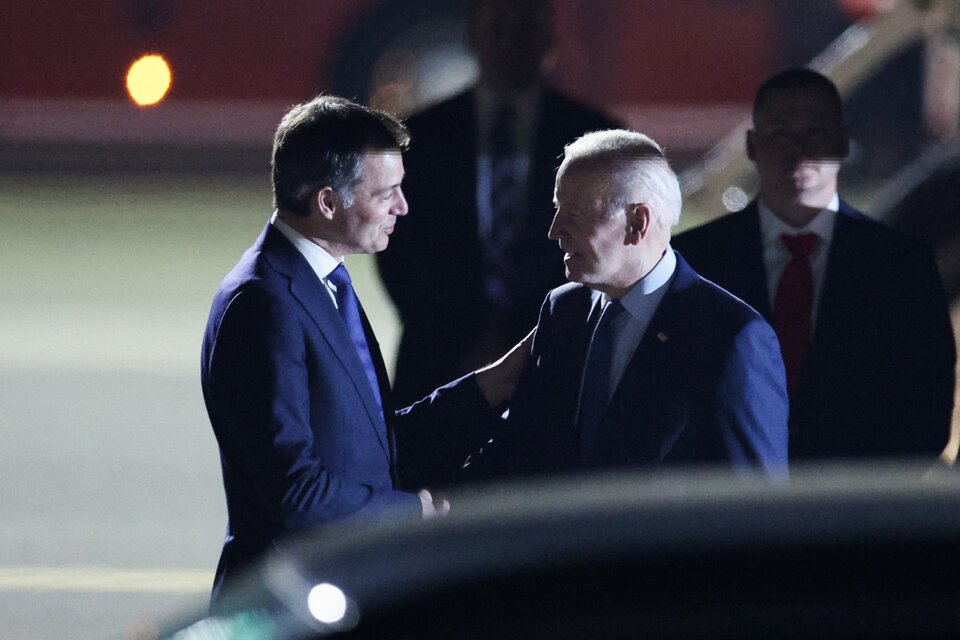 Biden (der.) saluda al primer ministro belga  Alexander de Croo al llegar a Bruselas. (Fuente: AFP)