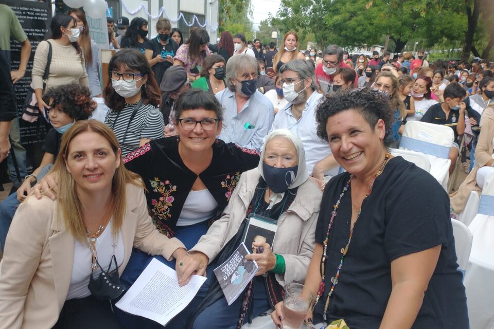Natalia Rodríguez, Carolina Gighliazza, Nora Cortiñas y María Elena Gighliazza durante el acto.