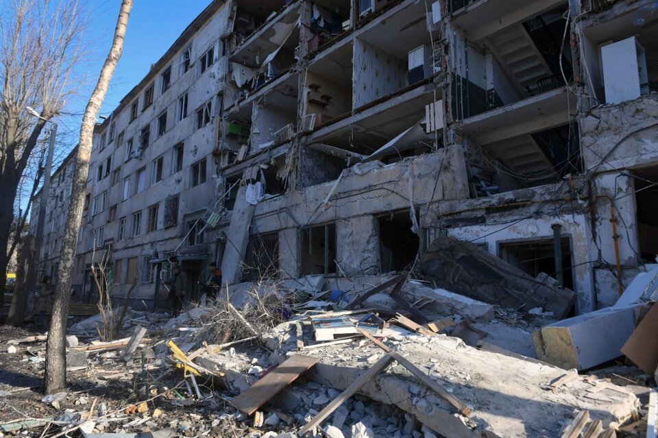 La ruinas de un edificio residencial en Kiev después de un bombardeo ruso. (Fuente: EFE)