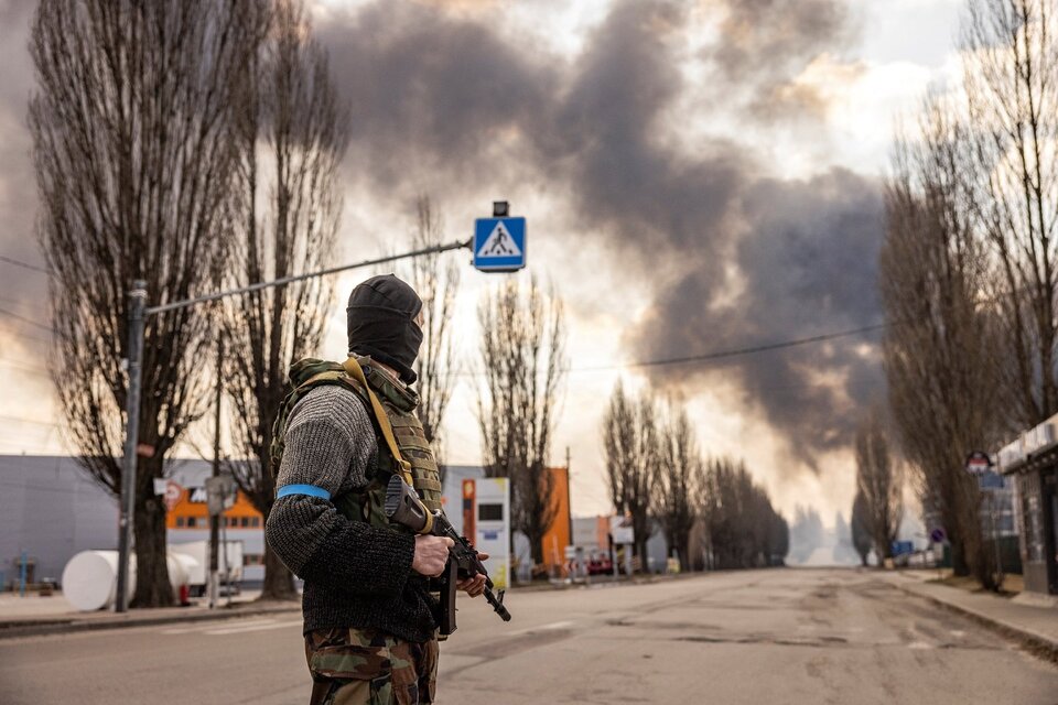 Un soldado ucraniano obsera un bombardeo ruso en un suburbio de Kiev. (Fuente: AFP)