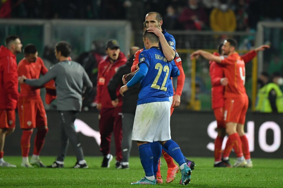 El veterano Giorgo Chiellini (Juventus) consuela al joven Giacomo Raspadori (Sassuolo). El campeón de Europa, afuera (Fuente: EFE)