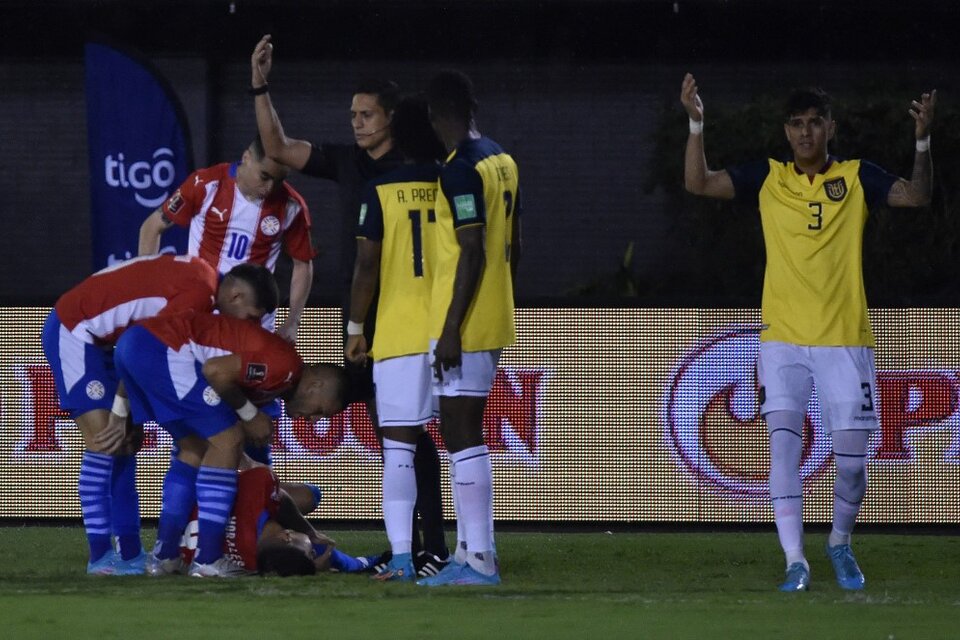 Morales, el autor del primer gol, se tuvo que ir lesionado al rato de marcar (Fuente: AFP)