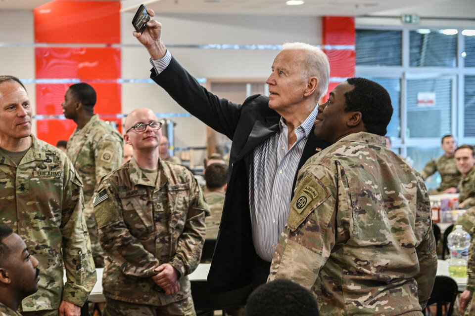 El presidente Biden se saca fotos con tropas aerotransportadas en Polonia.