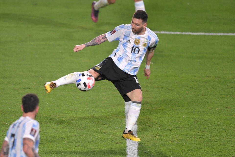 Messi saca el derechazo para el 3 a 0 final frente a Venezuela (Fuente: AFP)