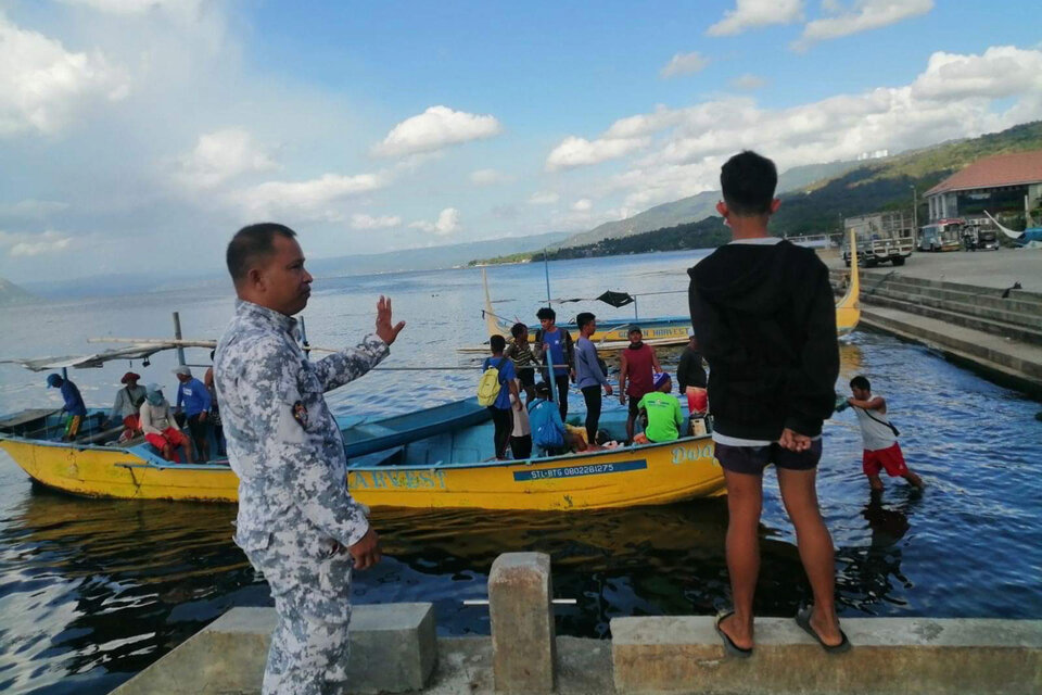 La Guardia Costera de Filipinas controla a una barca en medio de las evacuaciones.  (Fuente: EFE)