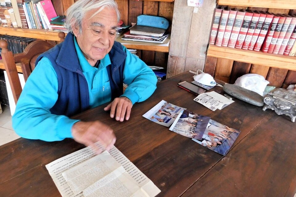 Henry Sánchez junto a las cartas de Menem y fotos de la campaña con Cristina Kichner.