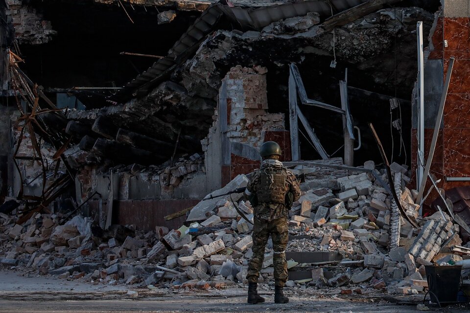 Un soldado ucraniano observa los restos de una tienda en Volnovakha, Ucrania (Fuente: EFE)