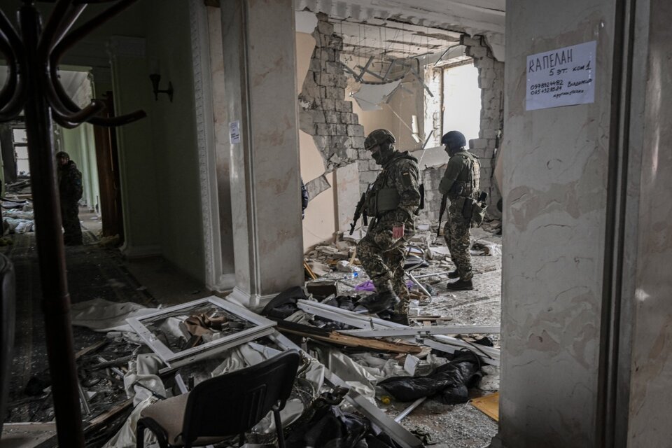 Soldados ucranianos revisan un cuartel bombardeado en Jarkov. (Fuente: AFP)
